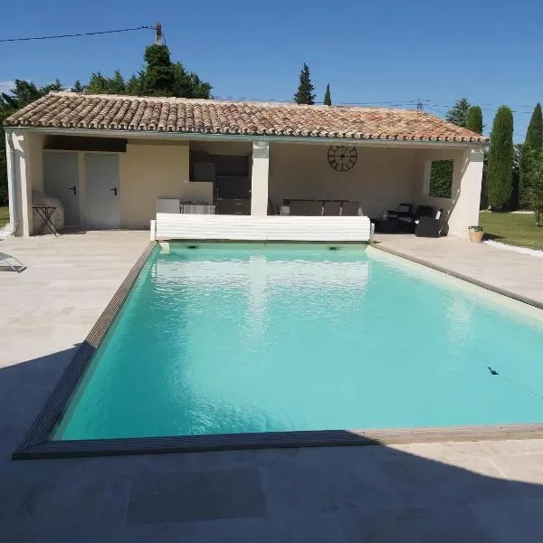 Studio au calme avec piscine et toutes les commodités nécessaires – hotel w mieście Le Thor