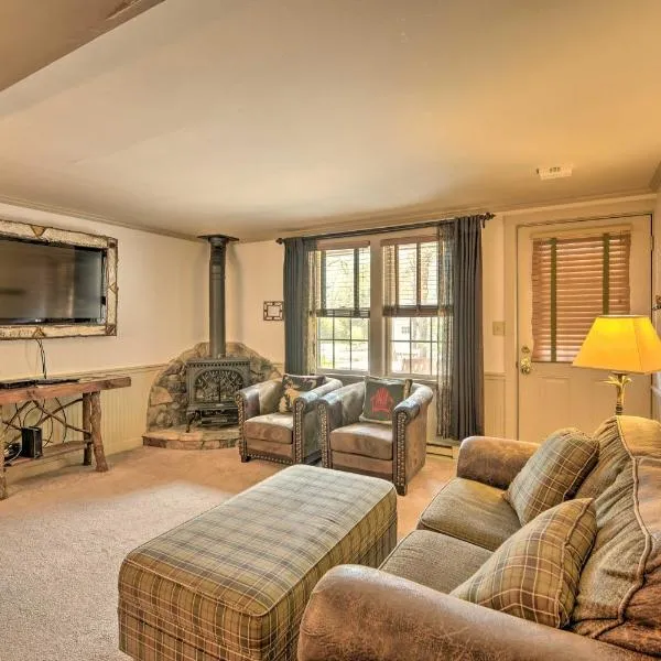 Townhome with Deck Walk to Mirror Lake and Main St!、レイクプラシッドのホテル