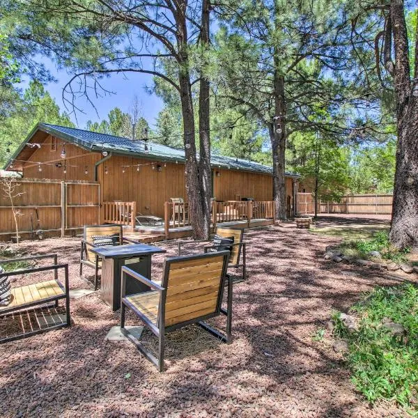 Patio, Fenced Yard Pet-Friendly Pinetop Cabin!, hotel di Indian Pine