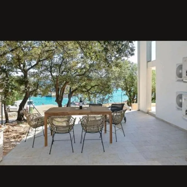 House on the beach, hotel v destinaci Lun
