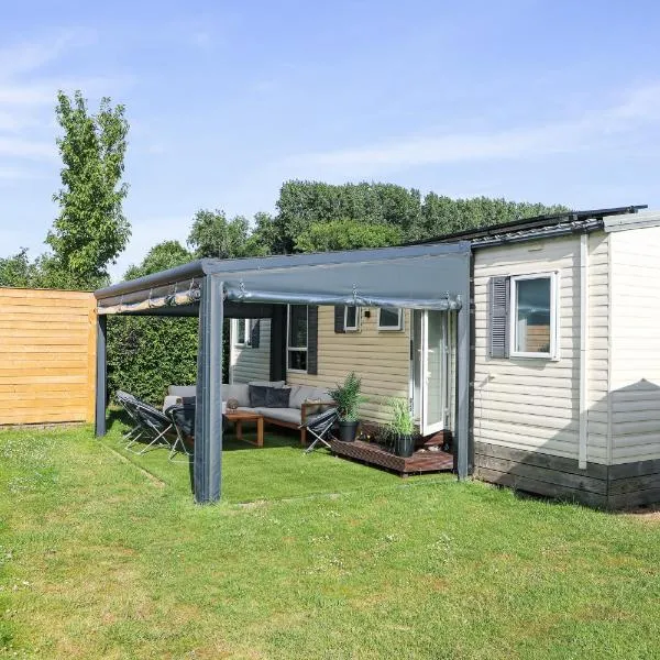 Chalet met overkapping op camping aan het Veerse Meer, hotel din Kortgene