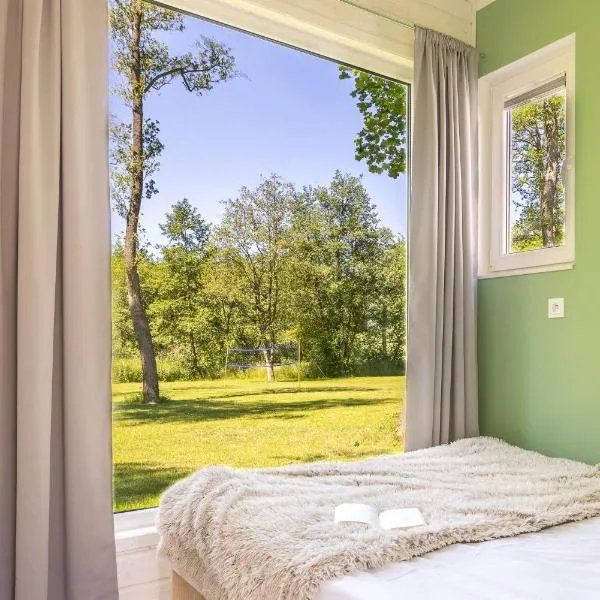 Lumi Resort Domki letniskowe z podgrzewanym basenem, hotel in Rewal