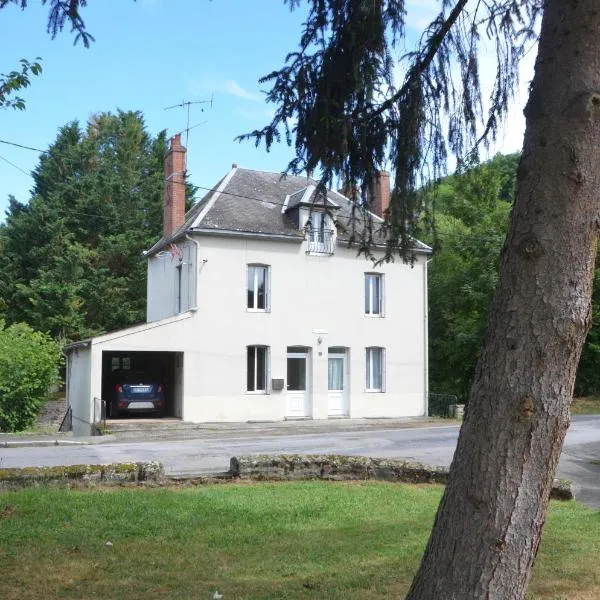 AU BORD DE L'EAU studio 1, hotel in Lussat