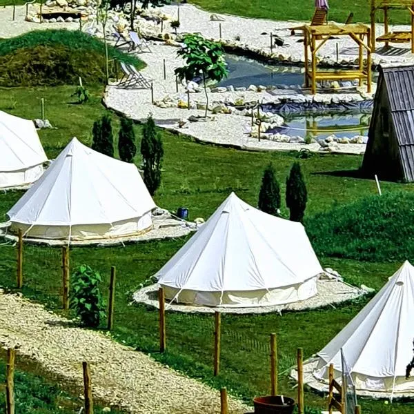 White Tent Mountain View in camp Garden Park, hotel Radovljicában