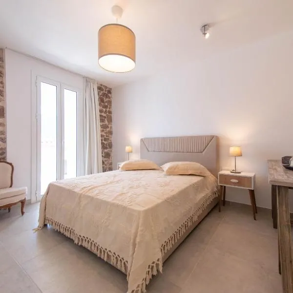 Up the stairs renovated apartment with sea view, hotel in Poros