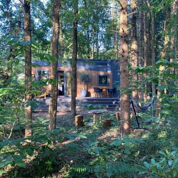 Tiny house sur terrain boisé à 10 mn de la mer, ξενοδοχείο σε Férel