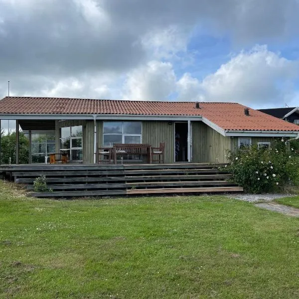 Ældre Sommerhus Max 4 voksne og 4 børn, hotel v destinaci Lemvig
