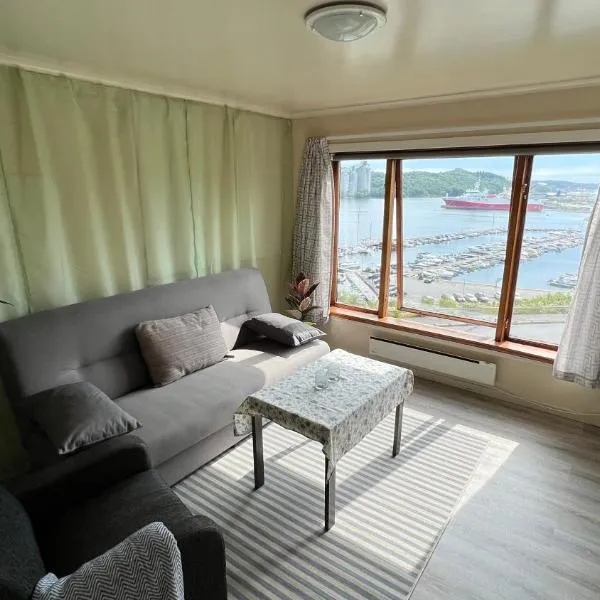 Sentral leilighet i 3. etg. Sørvendt med utsikt, hotell i Farsund