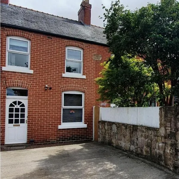 Entire town house with free parking, hotel v destinaci Oswestry