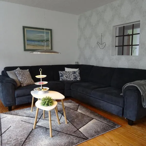Bei Schütts - Spiel und Spaß im Garten rund um eine moderne Ferienwohnung, hotel v destinaci Janneby