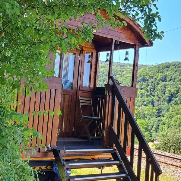 Autarkes Tiny House mit Rheinblick、Rümikonのホテル