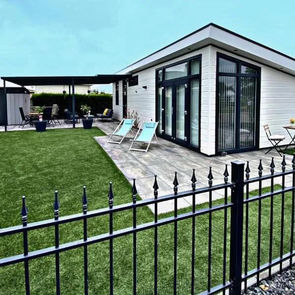 Ferienhaus LuxChalet #VAJU Lathum# am See, Strand, Pool, Nationalpark, hotel i Lathum
