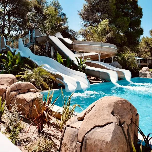 HolaCamp Sitges Garrofer, hotel v destinaci Sitges