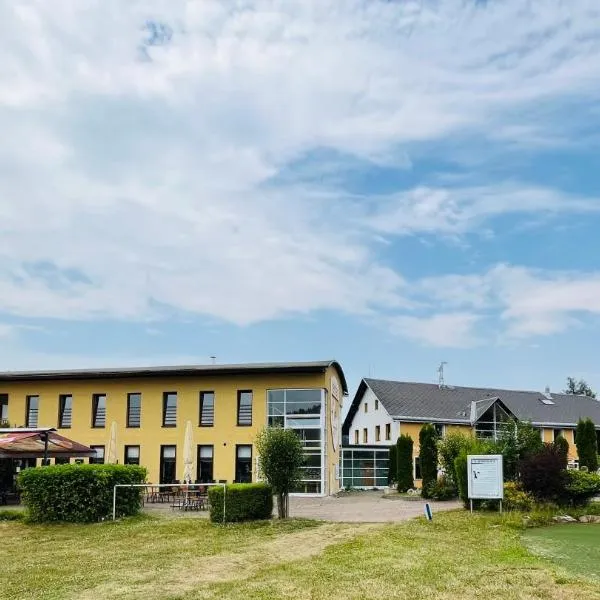 Ještěd golf restaurace a penzion, hotel in Světlá pod Ještědem