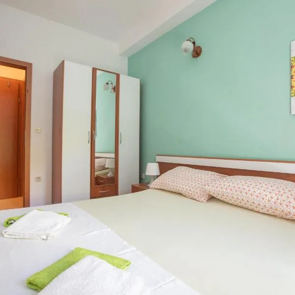 Vega apartments, hotel u gradu Podgora
