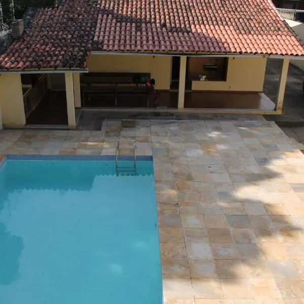 Casa muito espaçosa privativa com Piscina, Churrasqueira e área gourmet, hotel in Araruama