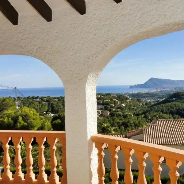 Large chalet with private pool, hotel in Altea