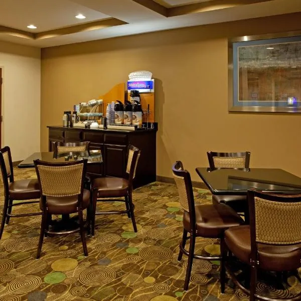 Holiday Inn Express Hotel & Suites Hope Mills-Fayetteville Airport by IHG, hotel in Hope Mills
