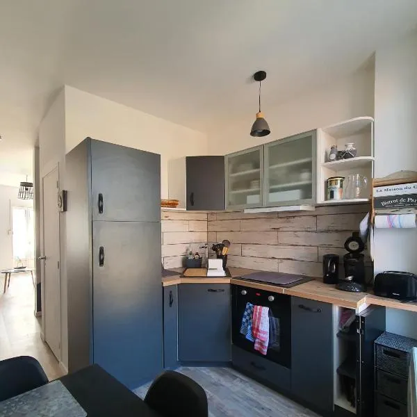 appartement rénové et lumineux a mers les bains au dessus d'un ancien commerce mersois en duplex pour 4 personnes pour du repos, des vacances ou pour le travail, hotel in Mers-les-Bains