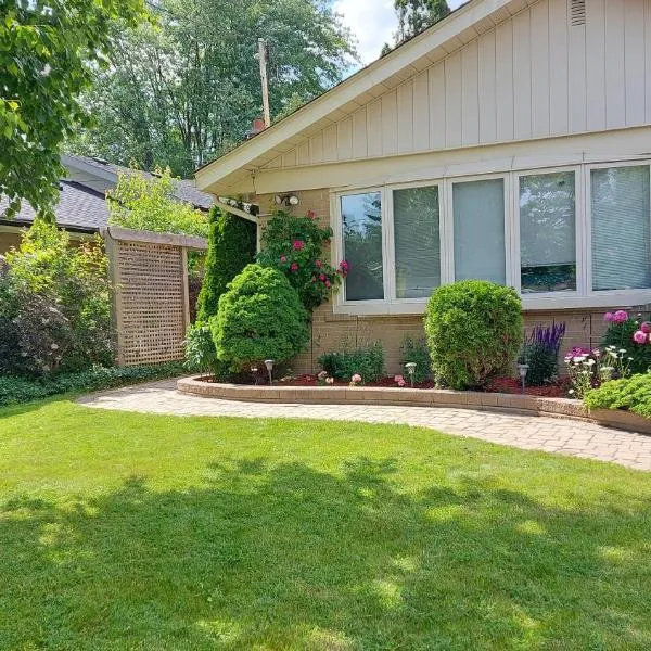 Private Apartment Close to Airport Toronto Pearson, מלון בטורונטו