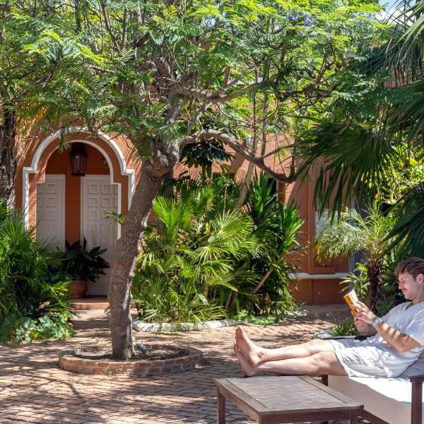 Hotel Madreselva - Grupo Califa, hotel in Los Caños de Meca
