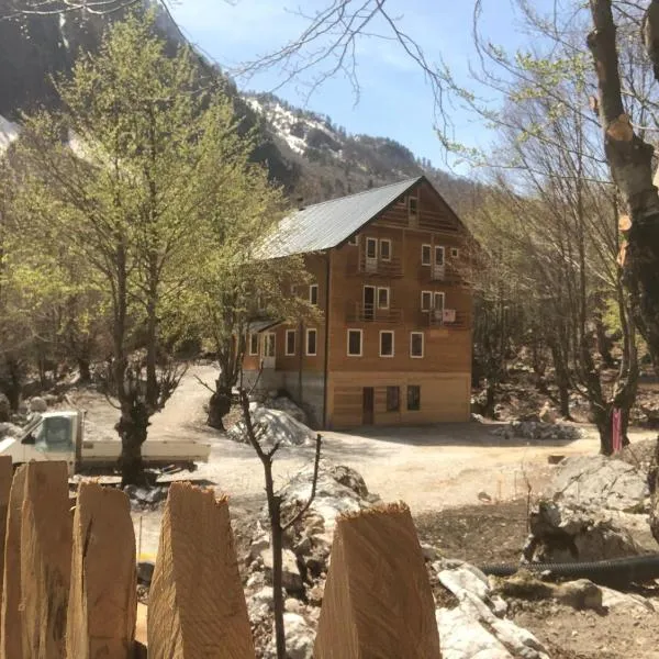 Adenisi guesthouse: Tropojë'de bir otel