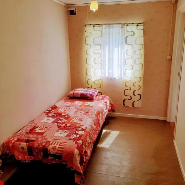 Single bedroom, outside toilet, shower, kitchen. 120 m from Sandbach, hôtel à Bräcke