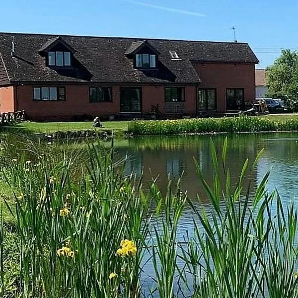 Bransford Farm Fishery & B & B، فندق في Martley