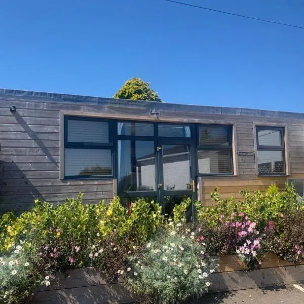 1-bedroom chalet with parking on site, hotel v destinaci Looe