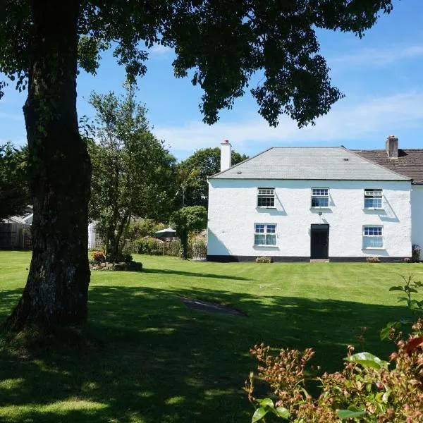 Leworthy Farmhouse Bed and Breakfast, hotel in Week Saint Mary