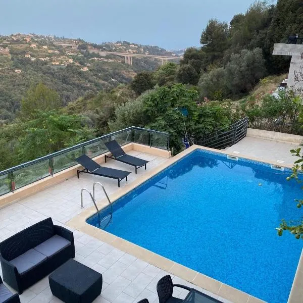 Spacieuse Villa Niçoise au calme avec piscine, hotel v destinácii Nice