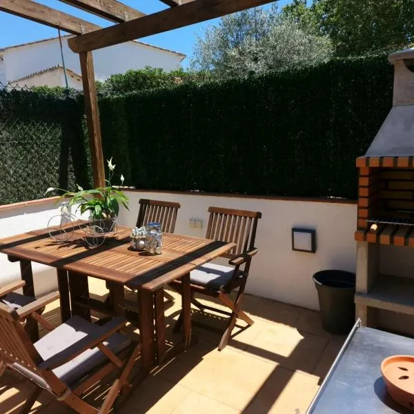 Casa Bella Castell d Aro، فندق في Castillo de Aro