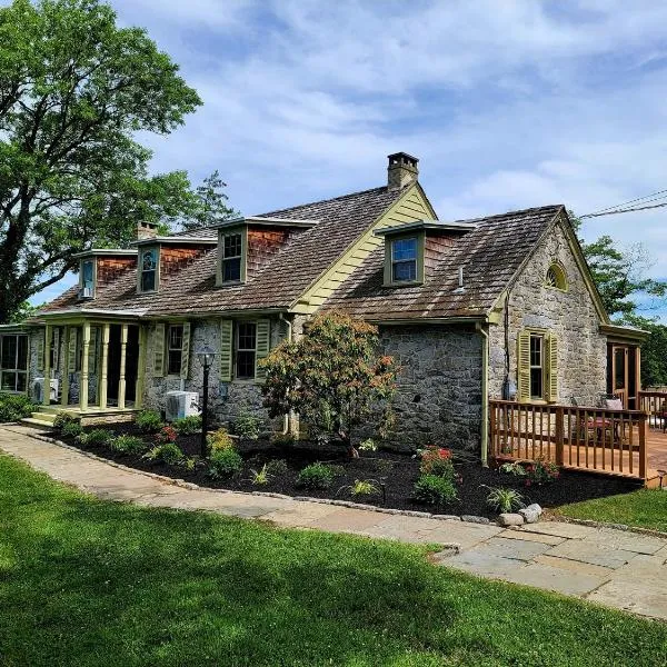 Downingtown Manor - 1900s Farmhouse with Creek Views, hotel in Downingtown