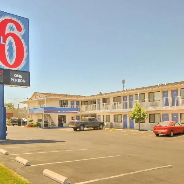 Motel 6-Fresno, CA - Blackstone North، فندق في فريسنو