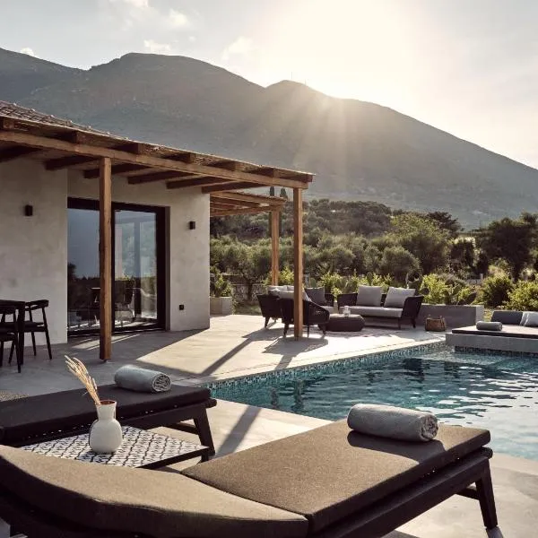 Yliessa - Luxury pool villa surrounded by nature, hotel in Dhrákas