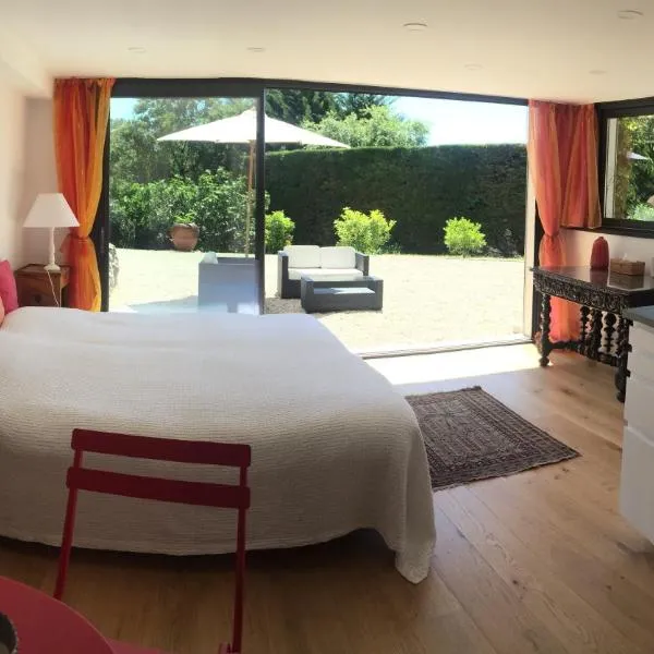 studio 36m2, dans un beau domaine privée au calme.: Valbonne şehrinde bir otel