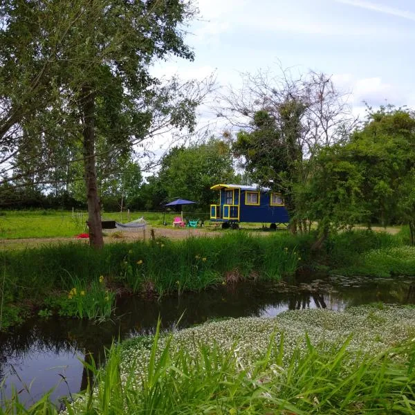 Les roulottes du Moulin de Palet, hotel in Le Vieil-Baugé