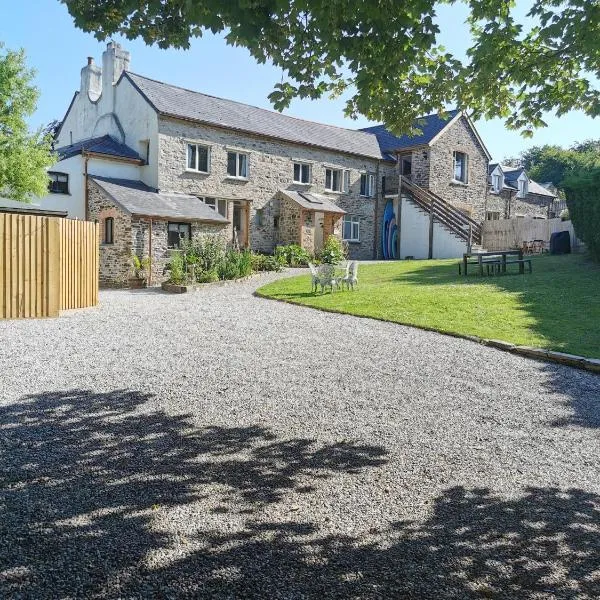 THE OLD RECTORY ROSE COTTAGE in Jacobstow 10 mins to Widemouth bay and Crackington Haven,Nearby Bude,Tintagel,Port Issac,Clovelly,PARKING FOR LARGE AND MULTIPLE VEHICLES, hotel in Jacobstow