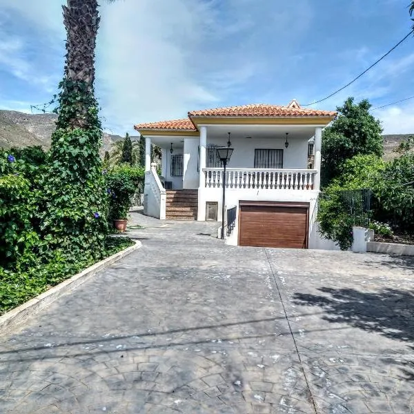 Chalet con piscina en Níjar, ξενοδοχείο σε Nijar