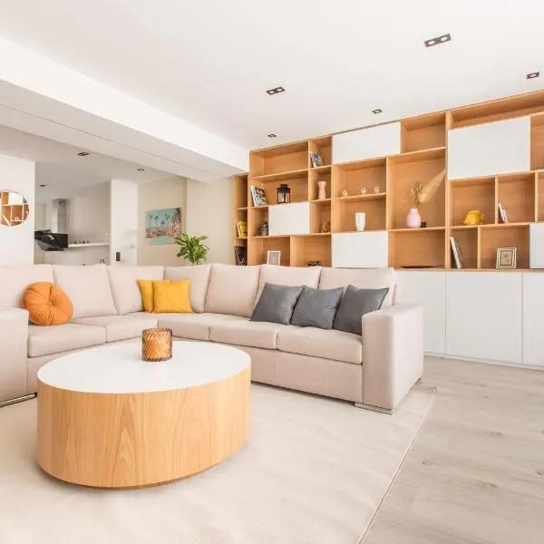 Appartement spacieux et moderne 4 chambres à 5mn à pieds République, hotel in Lille