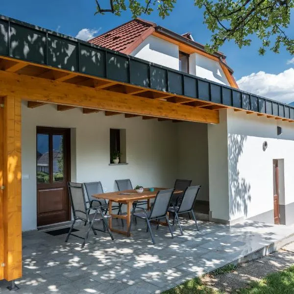 House Hiperbola & Outdoor Activities, hôtel à Bovec