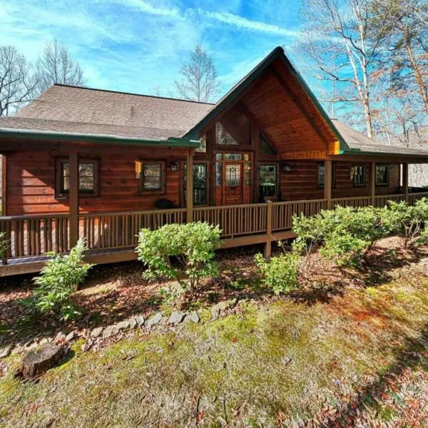 Cozy Creekfront Family Cabin-Pet Friendly -GameRm-Hot Tub, hotel i Young Harris