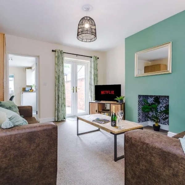 Modern apartment in Crewe by 53 Degrees Property, ideal for long-term Business & Contractors - Sleeps 4, מלון בCrewe