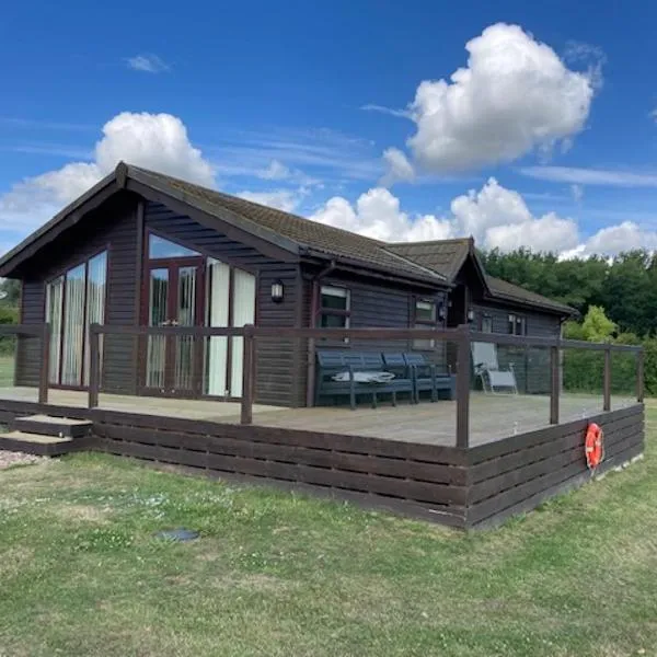 Lakeside cabin set in the Kentish countryside, готель у місті Bethersden
