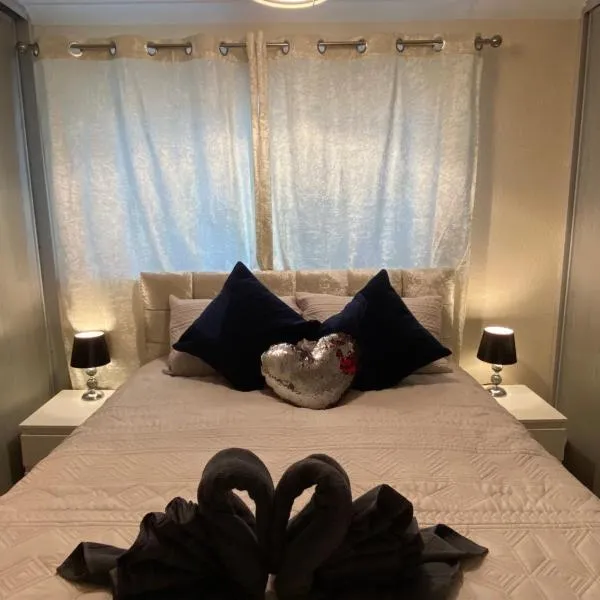 Dunfermline, 2 bedroom home free on street parking, hotel i Fife