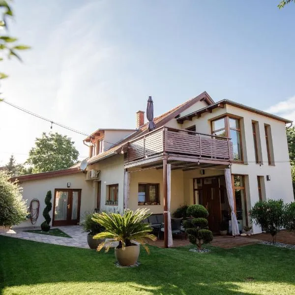 Csendeskert Wellness Apartments - Garden, grill, chill, hotel in Balatonalmádi