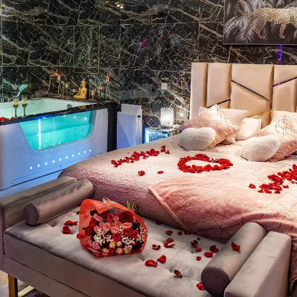 Magnifique loft / spa en face de la cathédrale !, hotel v Narbonne