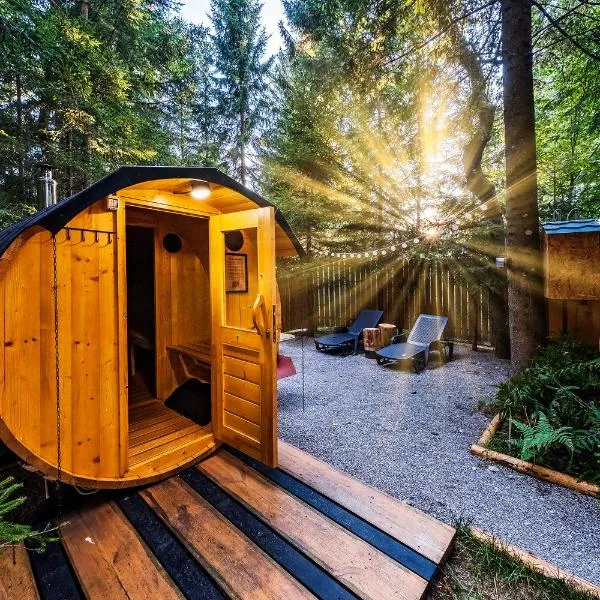 Glamping FOREST EDGE, готель у місті Камнік