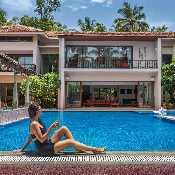 Saffronstays Casa Del Palms, Alibaug - luxury pool villa with chic interiors, alfresco dining and island bar, ξενοδοχείο σε Alibaug