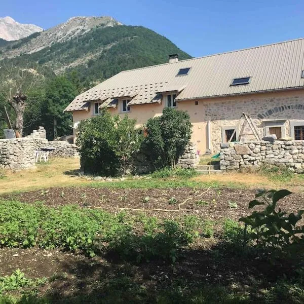 Très Grand Gîte équipé à la montagne, hotel v destinaci Le Glaizil